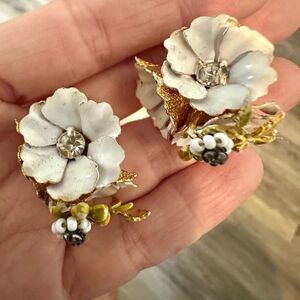 Robert white flower vintage clip on earrings
